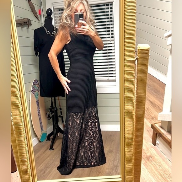 Sangria,Stunning Noir,Ribbed Bodice,Heavy Lace Frilled Lower over Cream,Size 10 - Picture 5 of 17